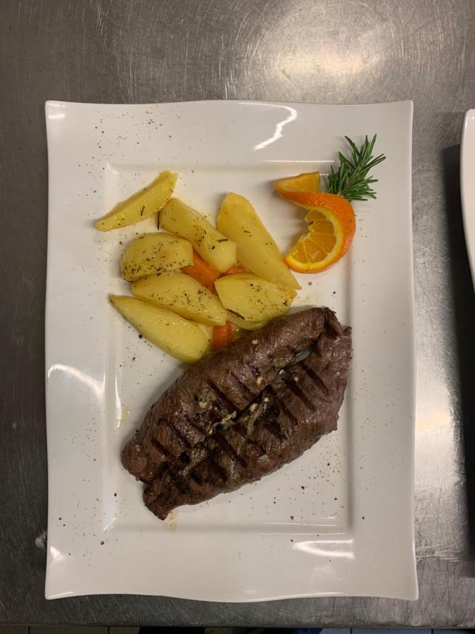 Hotel Und Restaurant Zeus ウォルフスブルク エクステリア 写真